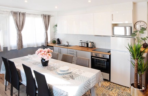 Villejuif Apartment | Near Paris/6 bedrooms/5 bathrooms/metro 7/14 pax