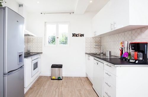 Villejuif House | Near Paris - 9 Bedrooms - 5 Baths - Parking - Aircon