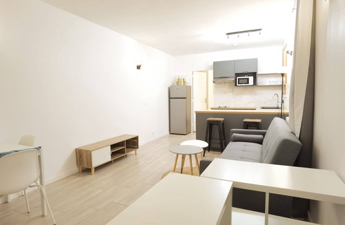 Bagneux Apartment | New deco Apt with private yard 150m to RER bagneux