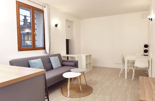 Bagneux Apartment | New deco Apt with private yard 150m to RER bagneux