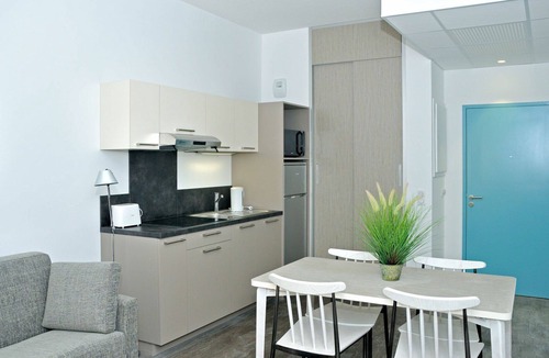 Jonzac Apartment | Nice apartment for 6 guests with WIFI, A/C, TV, balcony, pets allowed and parking