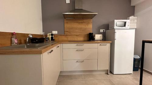 Chateauneuf-du-Rhone Apartment | Nice App Private Parking, Garden, Furnished Terrace
