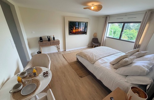 Vaivre-et-Montoille Bed & Breakfast | Nordic Suite with lake view, private sauna, and relaxation bath