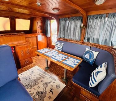 Les Roches-de-Condrieu Boat Rental | Nuit de quiétude sur un bateau et dans l'eau