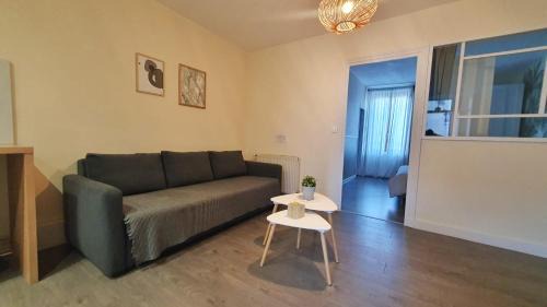 Roanne Apartment | Oasis Tropicale - Appartement Cosy et Calme à 10 min de la Gare de Roanne