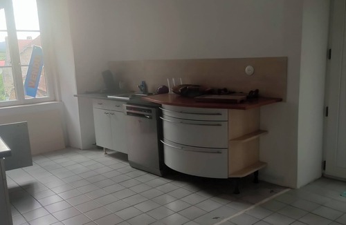 Deux Vallees Vertes Apartment | Old house in the old part of the village.close to the castle