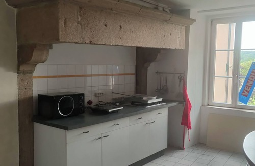 Deux Vallees Vertes Apartment | Old house in the old part of the village.close to the castle