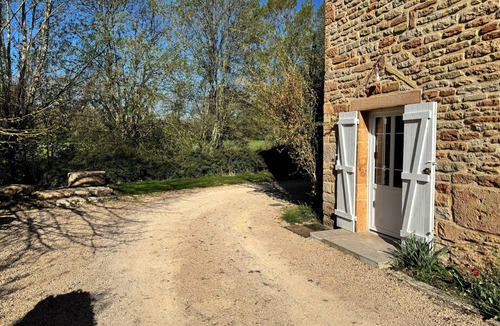 Prisse House | Old mill in the heart of the Mâcon vineyards on the river bank