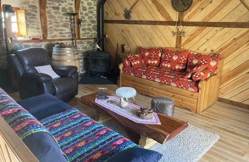 Sainte-Anastasie House | Old restored barn located in a hamlet 4 kms from the village of Allanche.
