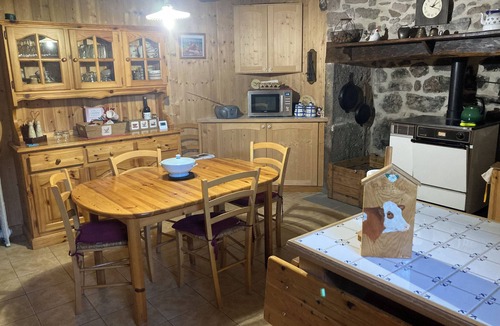 Sainte-Anastasie House | Old restored barn located in a hamlet 4 kms from the village of Allanche.