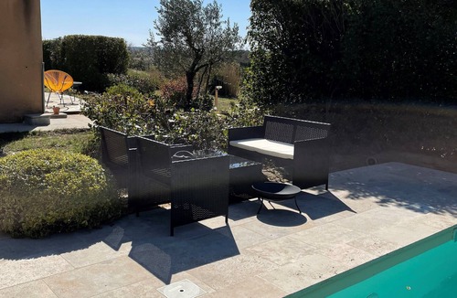 Visan House | Outbuilding with private pool amidst vineyards