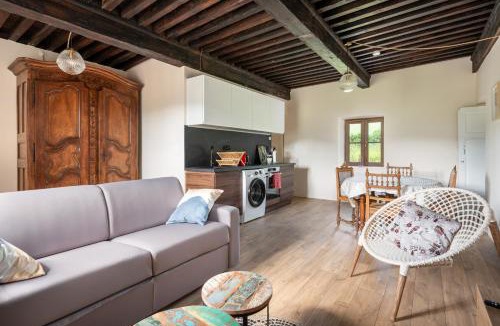 Poule-les-Echarmeaux Apartment | Pépoule - Appartements avec vue sur les monts du Beaujolais