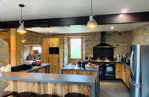 Azet Ski Chalet | Panoramic Lodge Chalet – Luxury, Pyrenees View, 12 People, Sauna, Nordic Bath & Premium Services