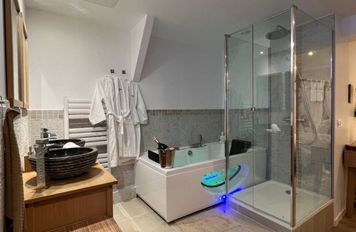 La Ville-du-Bois Apartment | PARENTHESE LOVE : Bali Mon Amour - Jacuzzi SPA Suite - Near Orly/Paris