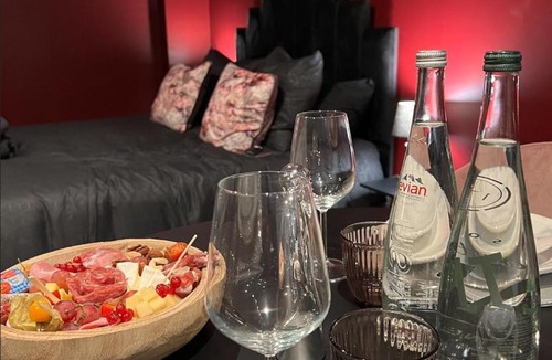 La Ville-du-Bois Apartment | PARENTHESE LOVE - Amour & Tentation Suite Balnéo SPA Proche Orly-Paris