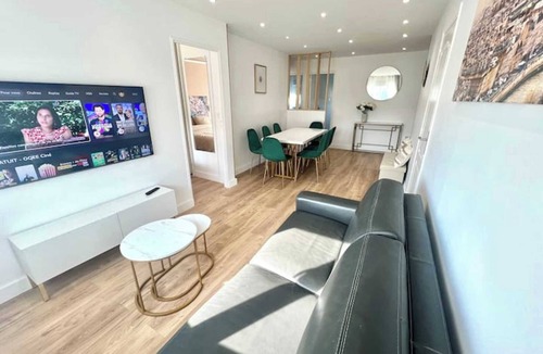 Vitry-sur-Seine Apartment | Paris- 15 min – Large 5-room apartment fully renovated – Orly Airport -15 min