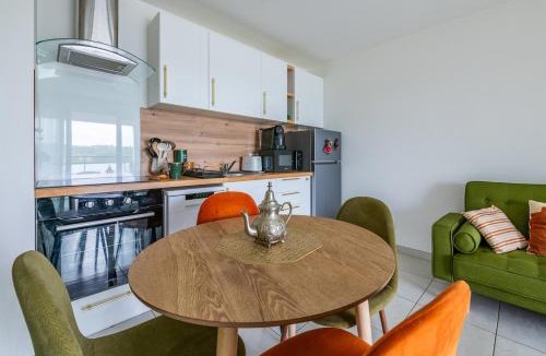 Athis-Mons Apartment | Parisian Terrace - Close to Orly and RER Station C, D
