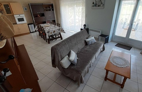 La Villedieu-en-Fontenette Cottage | Peaceful countryside cottage near nature