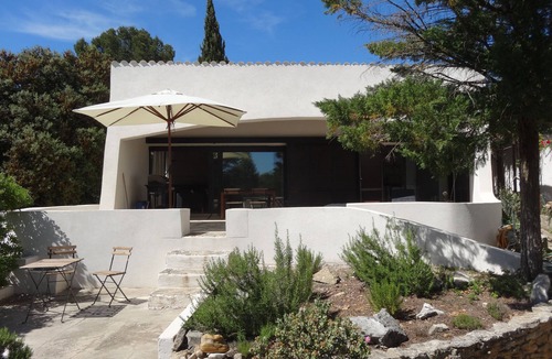 Castillon-du-Gard Villa | Peace, architecture and view on the Pont du Gard