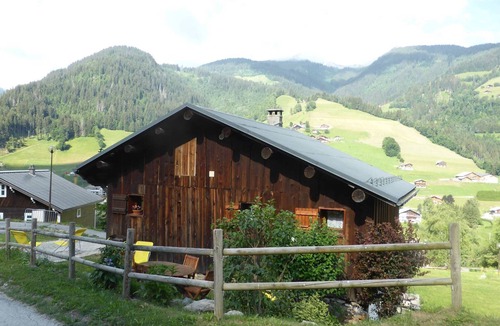 Beaufort Ski Chalet | Peaceful 3-Bedroom Chalet, Sleeps 8, Near Shops & Slopes, WiFi, Pet-Friendly