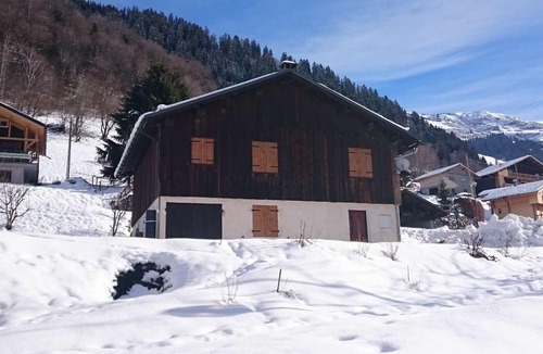 Beaufort Ski Chalet | Peaceful 3-Bedroom Chalet, Sleeps 8, Near Shops & Slopes, WiFi, Pet-Friendly