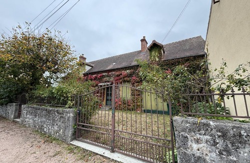 Diou Cottage | Peaceful 8-person cottage with garden near Le Pal Park