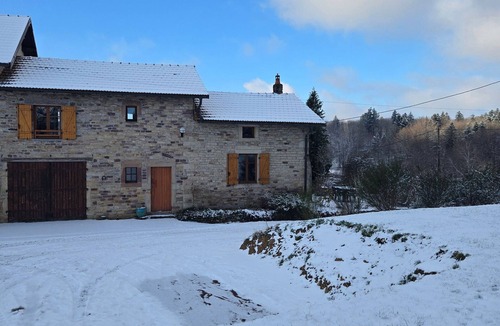 Gruey-les-Surance Cottage | Peaceful cottage with garden and pets allowed at Gruey-lès-Surance