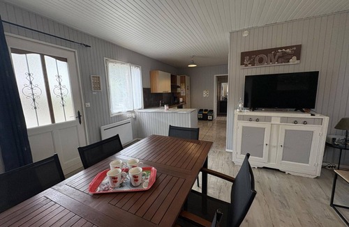 Le Theil Cottage | Peaceful retreat in Bourbonnais, covered pool, gîte for 6 people
