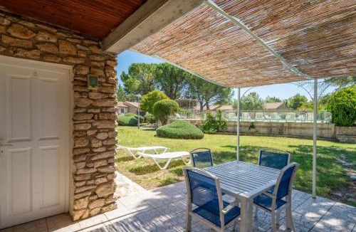 La Roque-sur-Pernes House | Peaceful stone house in Provence