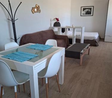 Saint-Denis-de-Pile Apartment | Petite maison au coeur des vignes et des chevaux