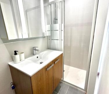 Landremont House | Petite maison sur la colline