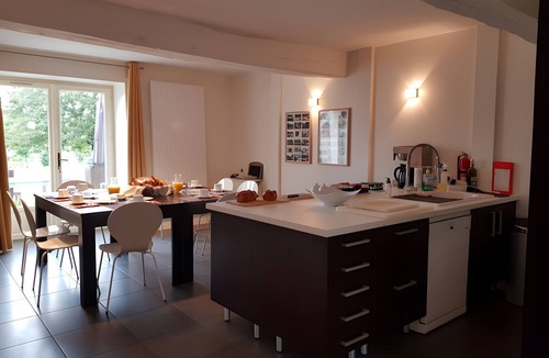 Beaumont-sur-Grosne Apartment | “Pistachio” Room with Shared Pool, Communal Terrace and Wi-Fi
