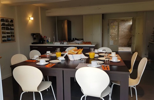 Beaumont-sur-Grosne Apartment | “Pistachio” Room with Shared Pool, Communal Terrace and Wi-Fi