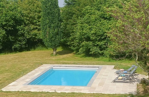 Beaumont-sur-Grosne Apartment | “Pistachio” Room with Shared Pool, Communal Terrace and Wi-Fi