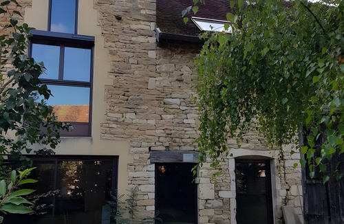 Beaumont-sur-Grosne Apartment | “Pistachio” Room with Shared Pool, Communal Terrace and Wi-Fi
