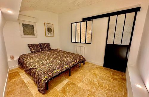 La Madeleine Apartment | Place de parking au pied du logement - spacieux et atypique