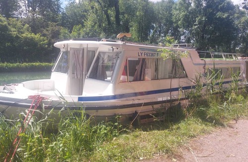 Saint-Usage Boat Rental | Pleasure boat docked at the pier, with the option to go out on the water