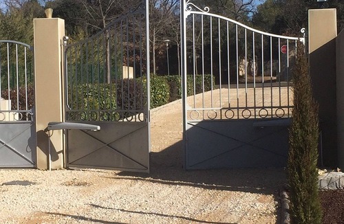 Carpentras House | Pool, 4 chambres, 4 SdB, clima, cuisine extérieure, grands jardins, aire de jeux