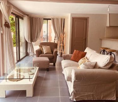 Sermizelles House | Pool house-L'hirondelle de Sermizelles- grand jardin, calme et nature aux portes du Morvan