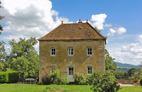 La Grande-Verriere House | Premier gîte de Bouton by Interhome