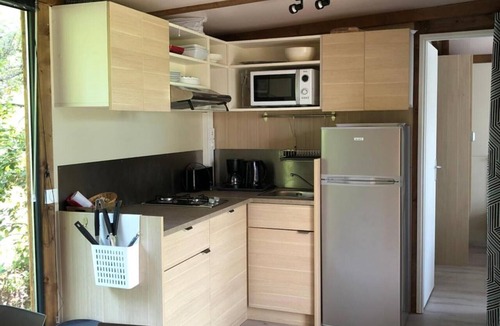 Les Vans Ski Chalet | Premium Chalet with Shared Pool, Mountain View, Wi-Fi, and Air Conditioning