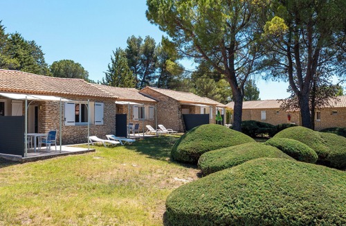 La Roque-sur-Pernes Condo | Pretty little house in a tourist residence