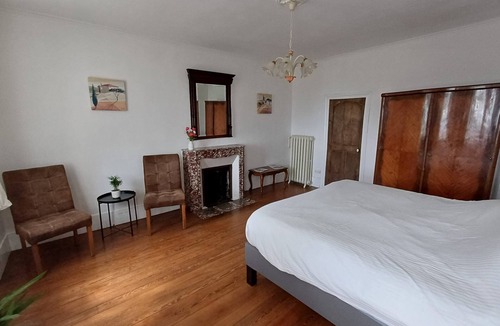 Tournus Bed & Breakfast | Private Family B&B Room "Rose"