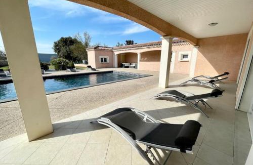 Livron-sur-Drome Villa | Private swimming pool & jacuzzi magnifique villa provençale