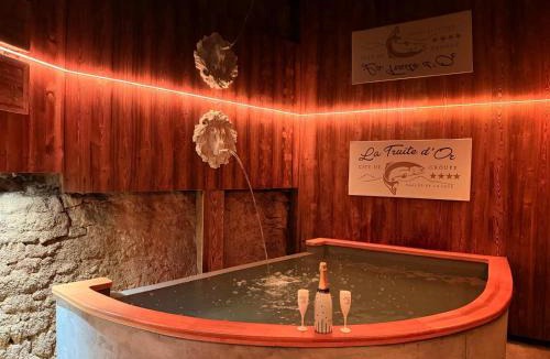 Lods House | Privatisez un ancien hôtel Gîte de groupe La Truite d Or au bord de la rivière à partir de 39 euros pers nuit