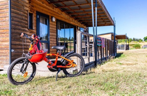 Chastanier Ski Chalet | Privilege Cottage: 2 bathrooms, 2 toilets, sleeps 6
