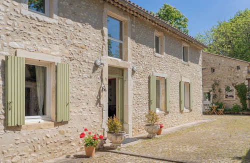Saint-Gervais-sur-Roubion House | Provençal farmhouse with shared pool in the Drôme