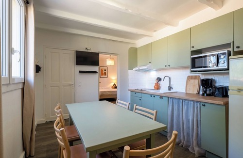 La Roque-sur-Pernes Condo | Provençal cottage in a tourist residence