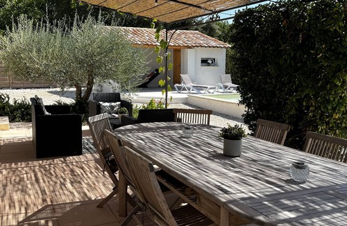 Saint-Didier House | Provencal house with heated pool and garden - sleeps 6