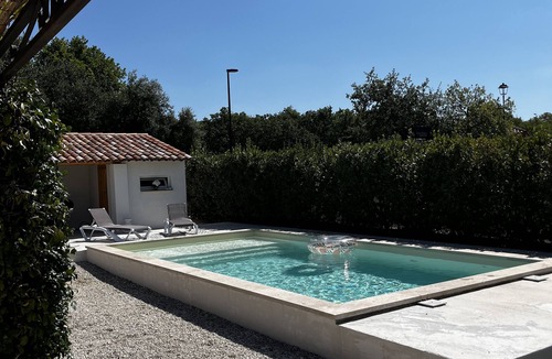 Saint-Didier House | Provencal house with heated pool and garden - sleeps 6